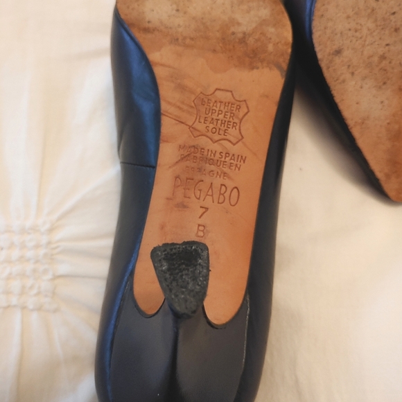 Pegabo vintage navy blue kitten heel closed toe leather pumps. Size 7b - Picture 10 of 11